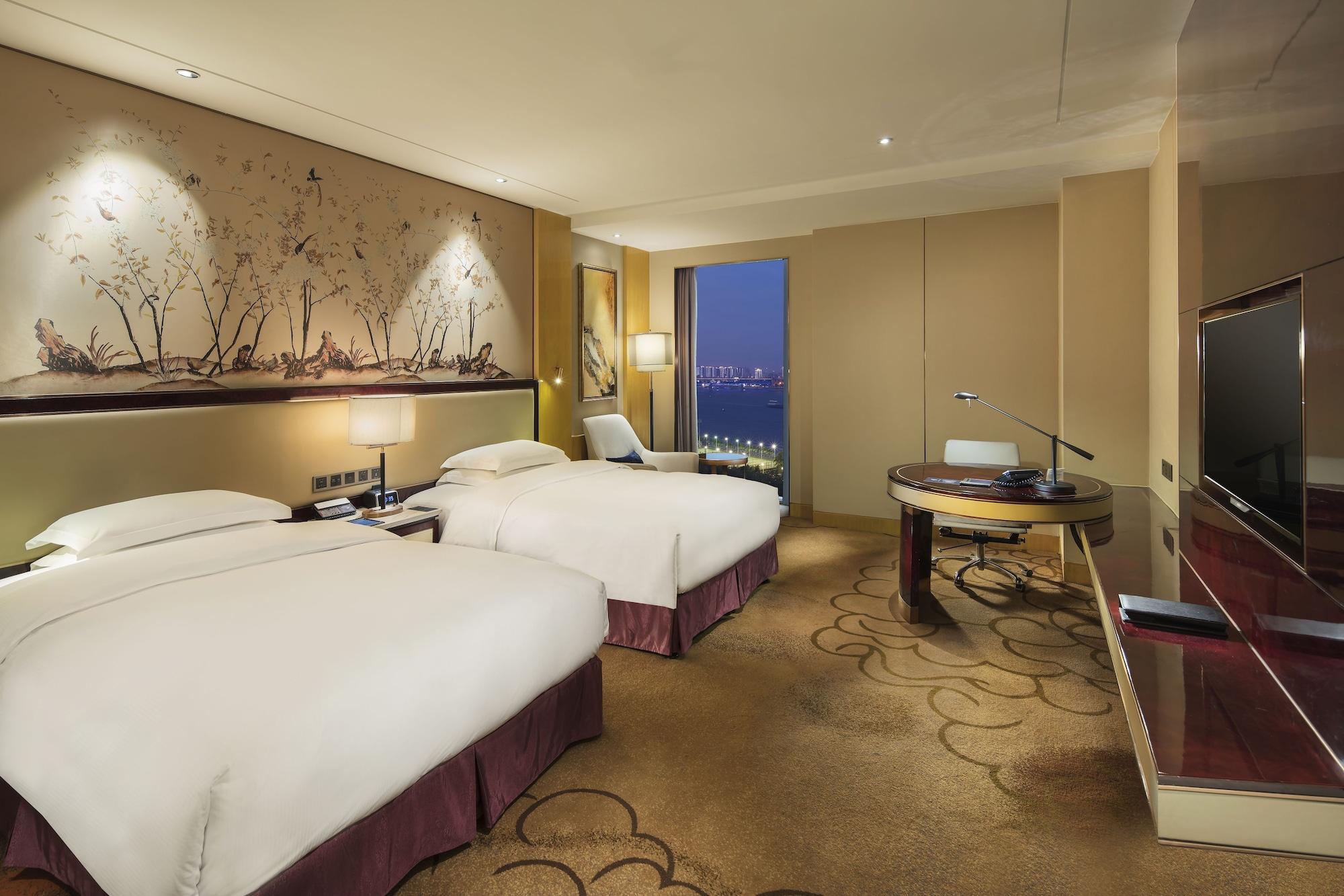 Hilton Wuhan Yangtze Riverside Exterior photo