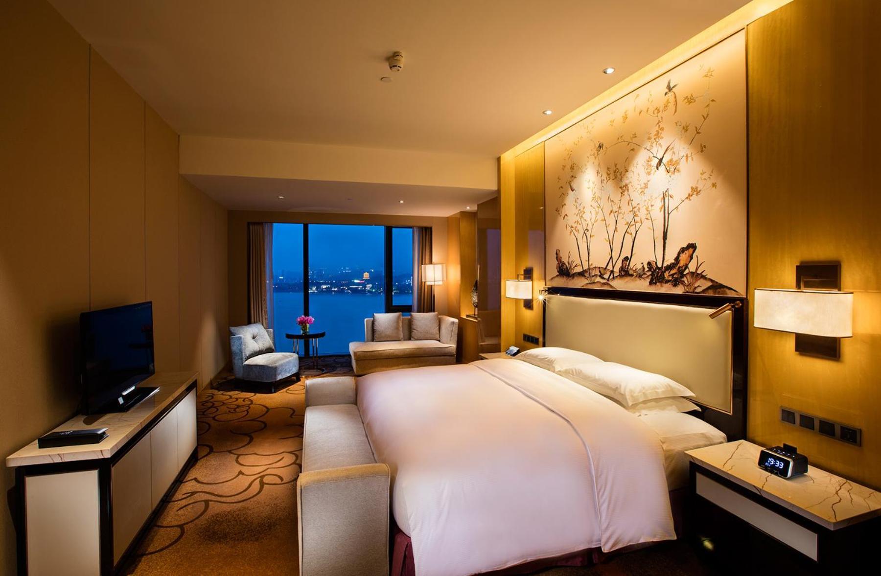 Hilton Wuhan Yangtze Riverside Exterior photo