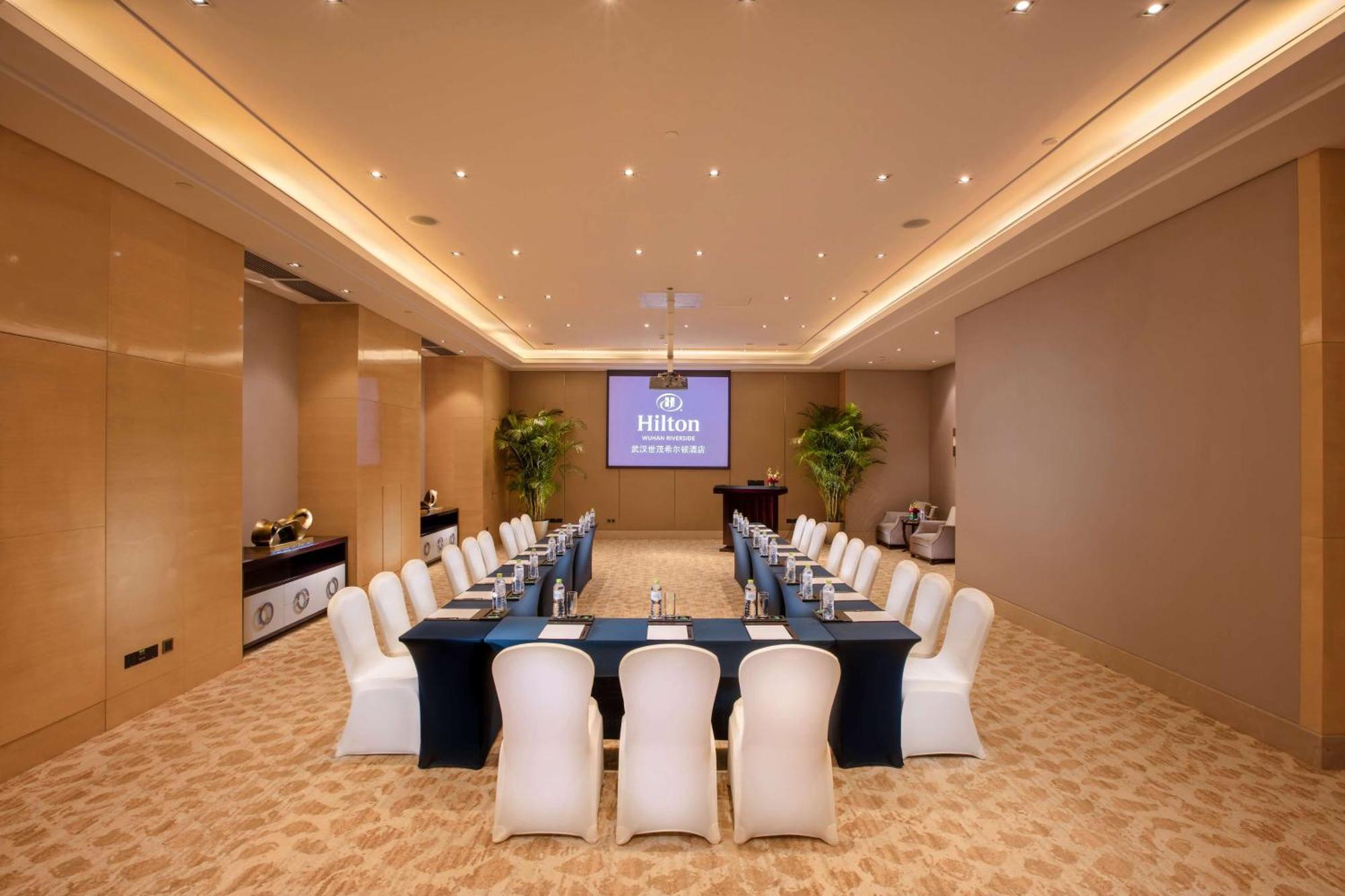 Hilton Wuhan Yangtze Riverside Exterior photo