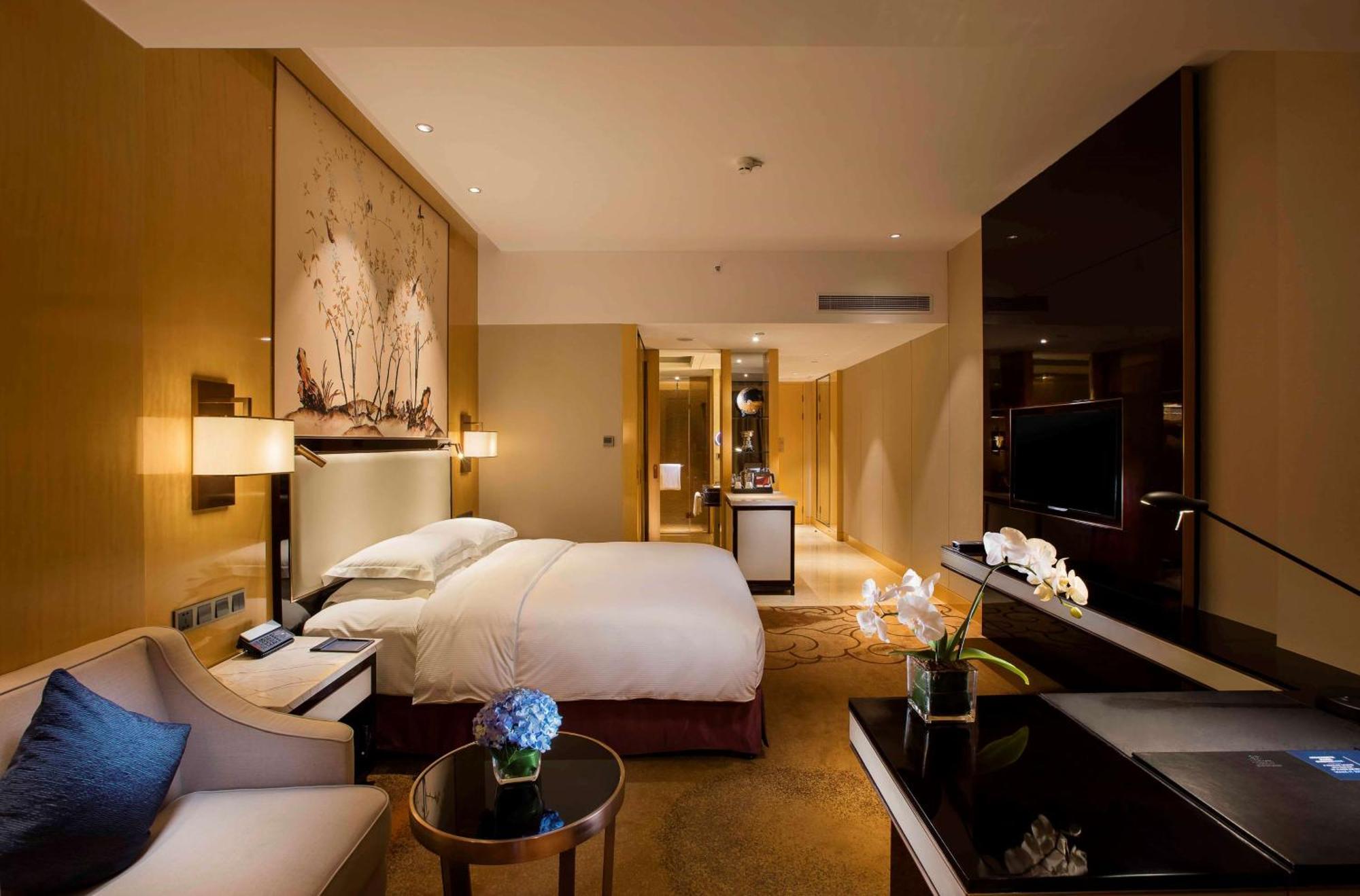Hilton Wuhan Yangtze Riverside Exterior photo