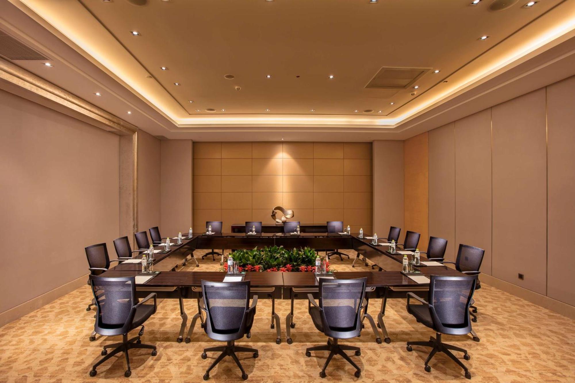 Hilton Wuhan Yangtze Riverside Exterior photo
