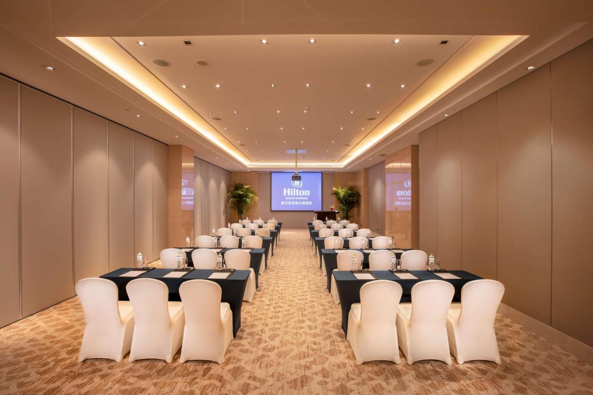Hilton Wuhan Yangtze Riverside Exterior photo