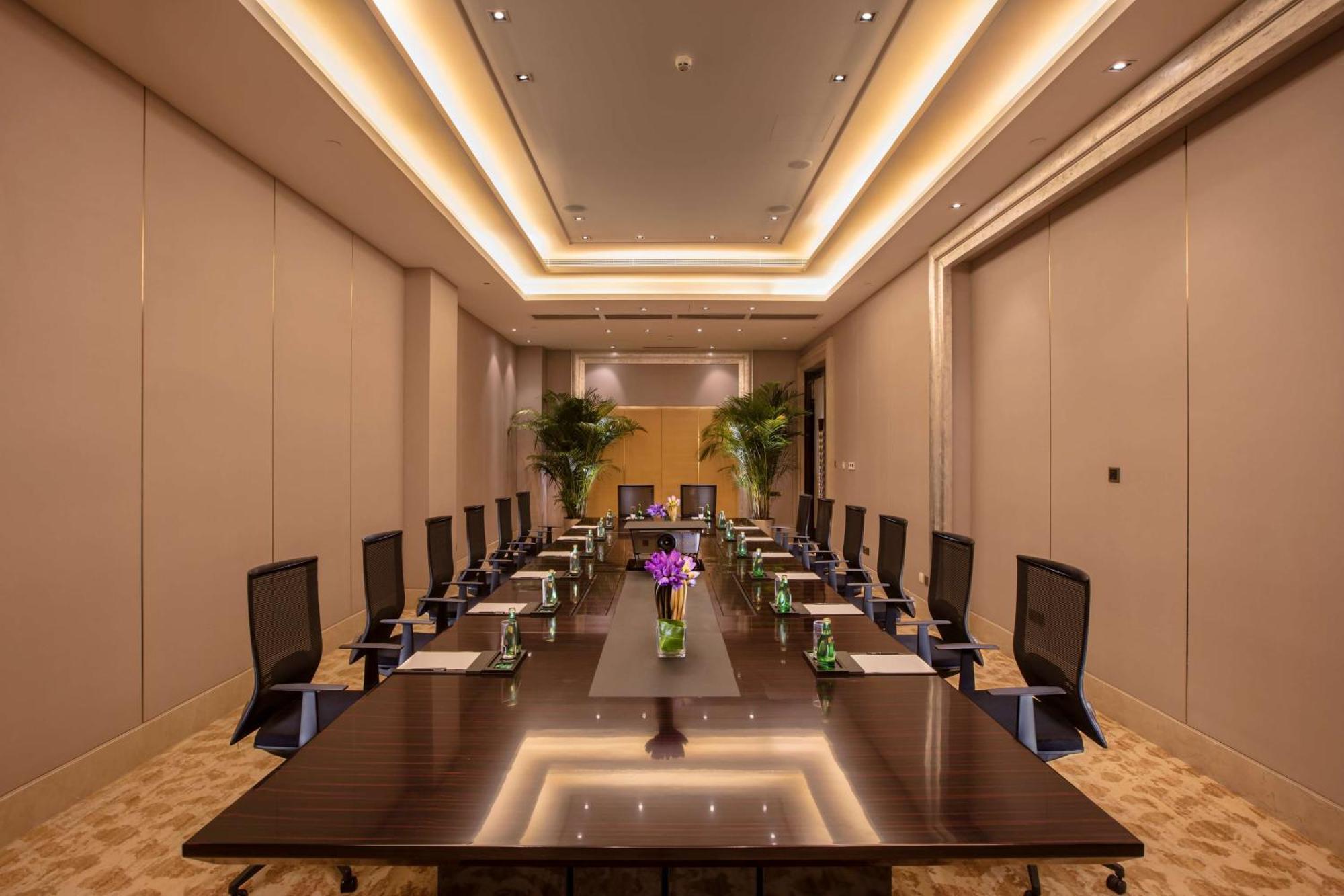 Hilton Wuhan Yangtze Riverside Exterior photo