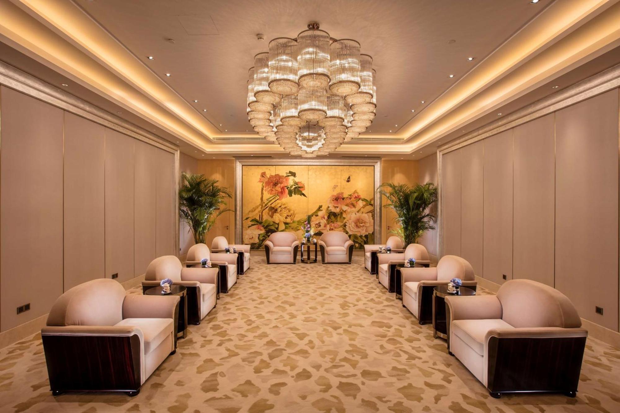 Hilton Wuhan Yangtze Riverside Exterior photo