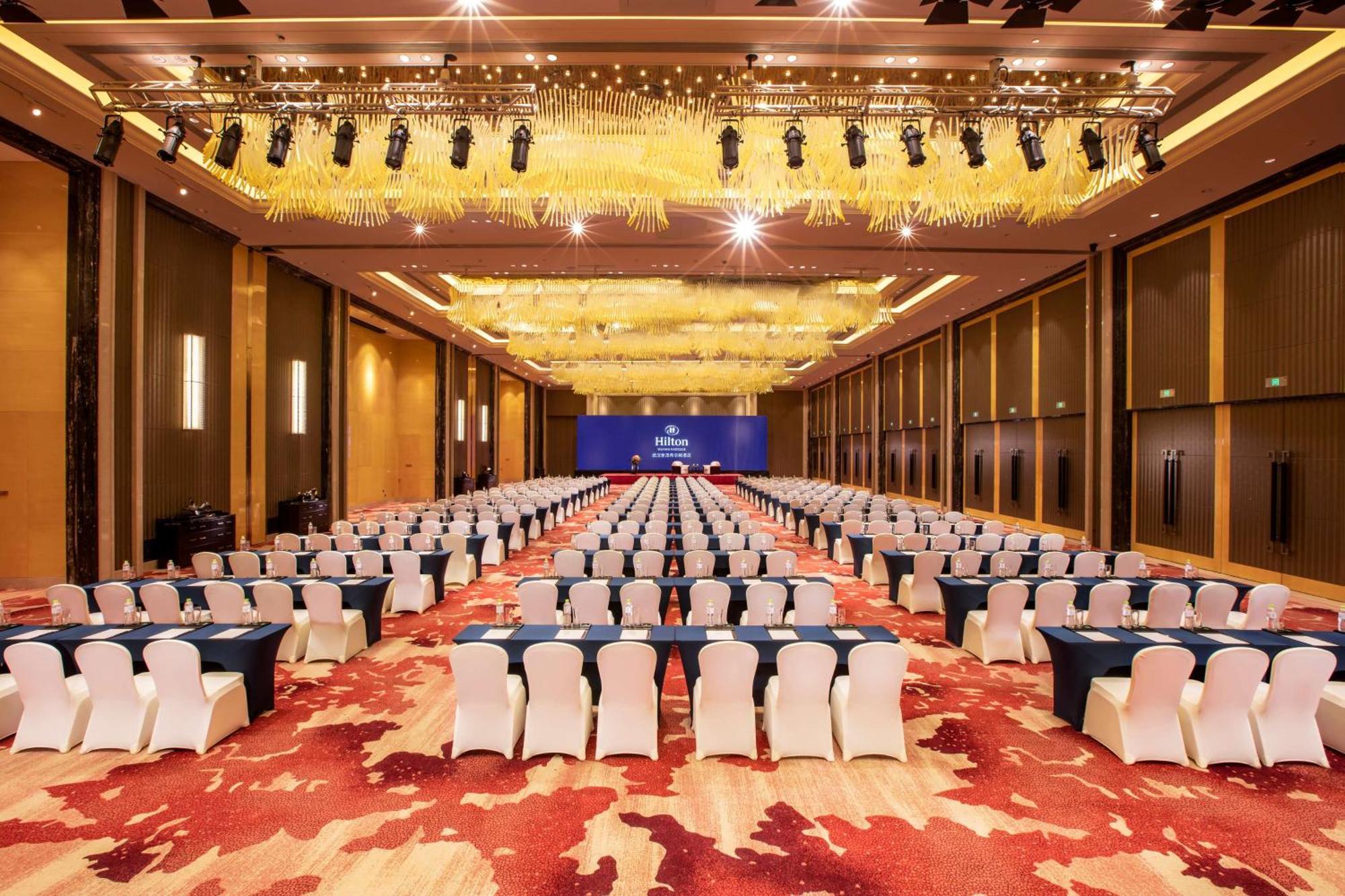 Hilton Wuhan Yangtze Riverside Exterior photo