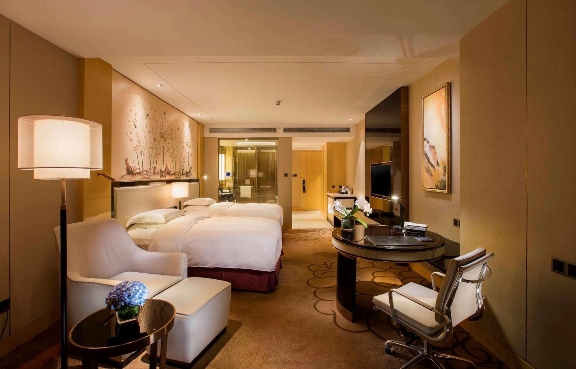 Hilton Wuhan Yangtze Riverside Exterior photo