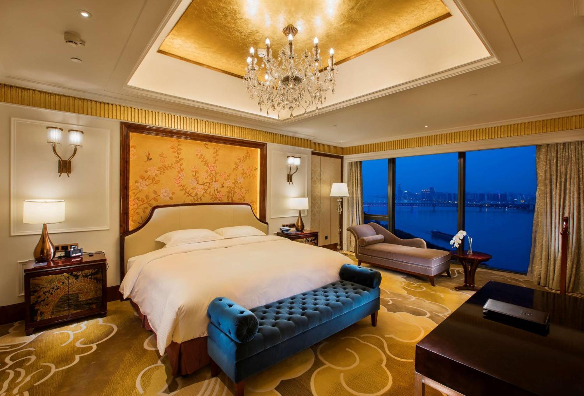 Hilton Wuhan Yangtze Riverside Exterior photo