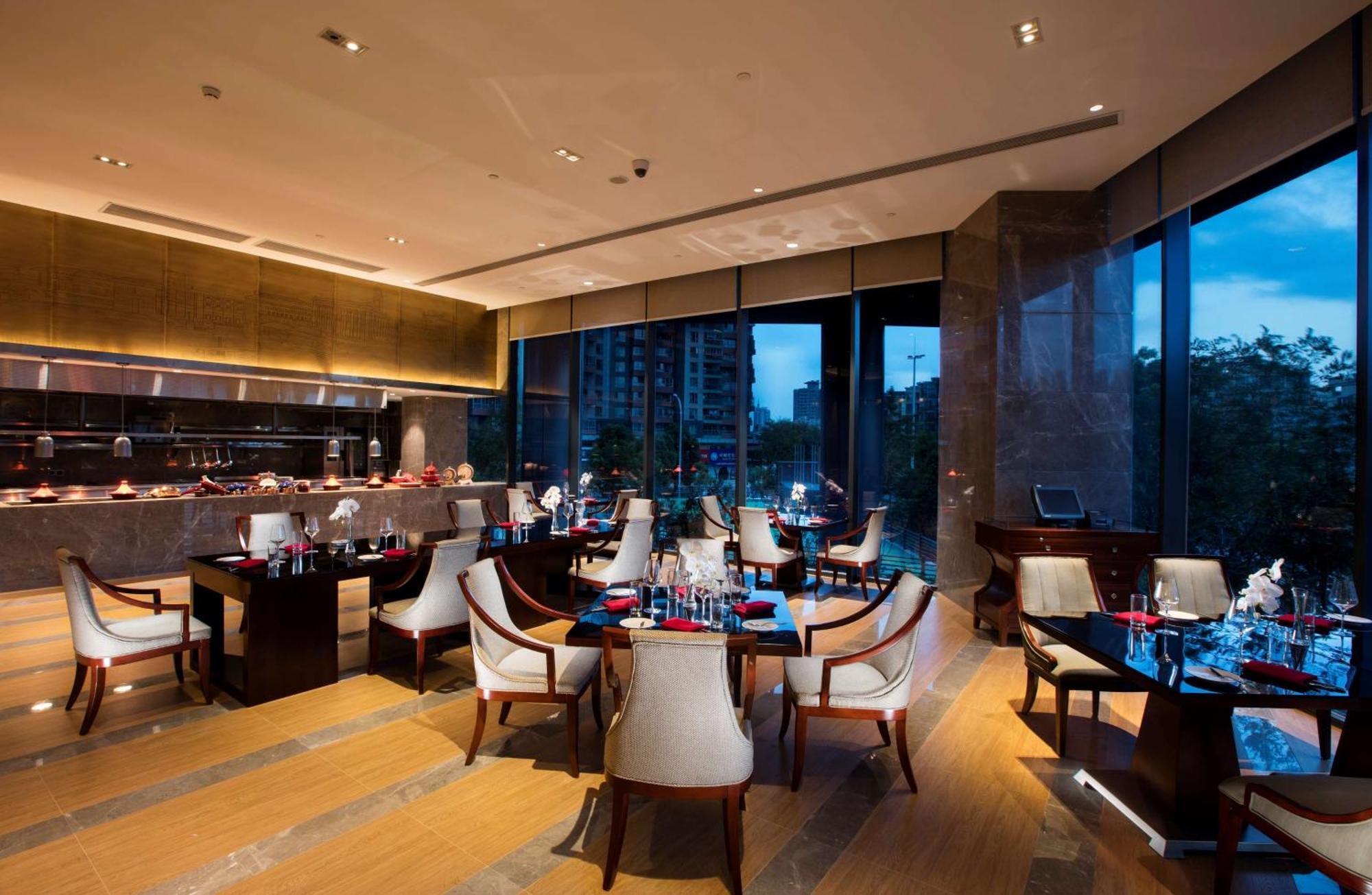 Hilton Wuhan Yangtze Riverside Exterior photo