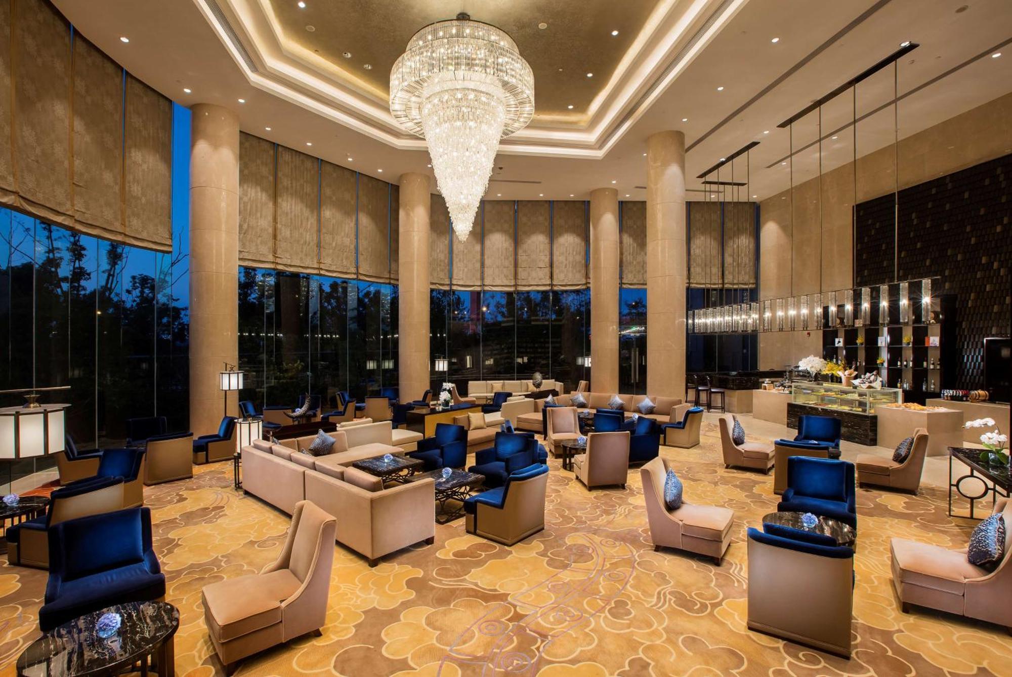Hilton Wuhan Yangtze Riverside Exterior photo