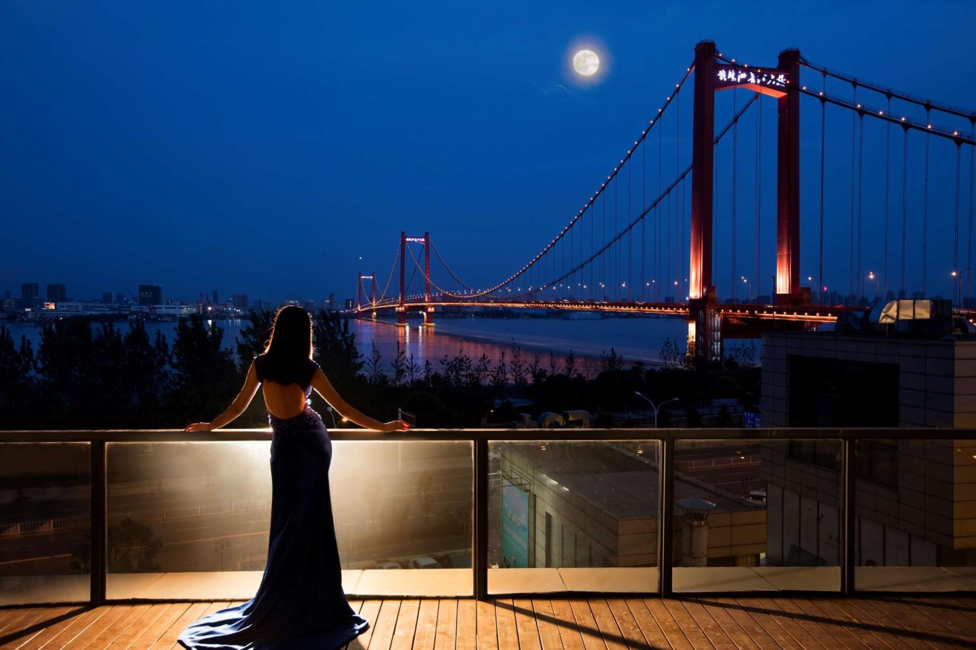 Hilton Wuhan Yangtze Riverside Exterior photo
