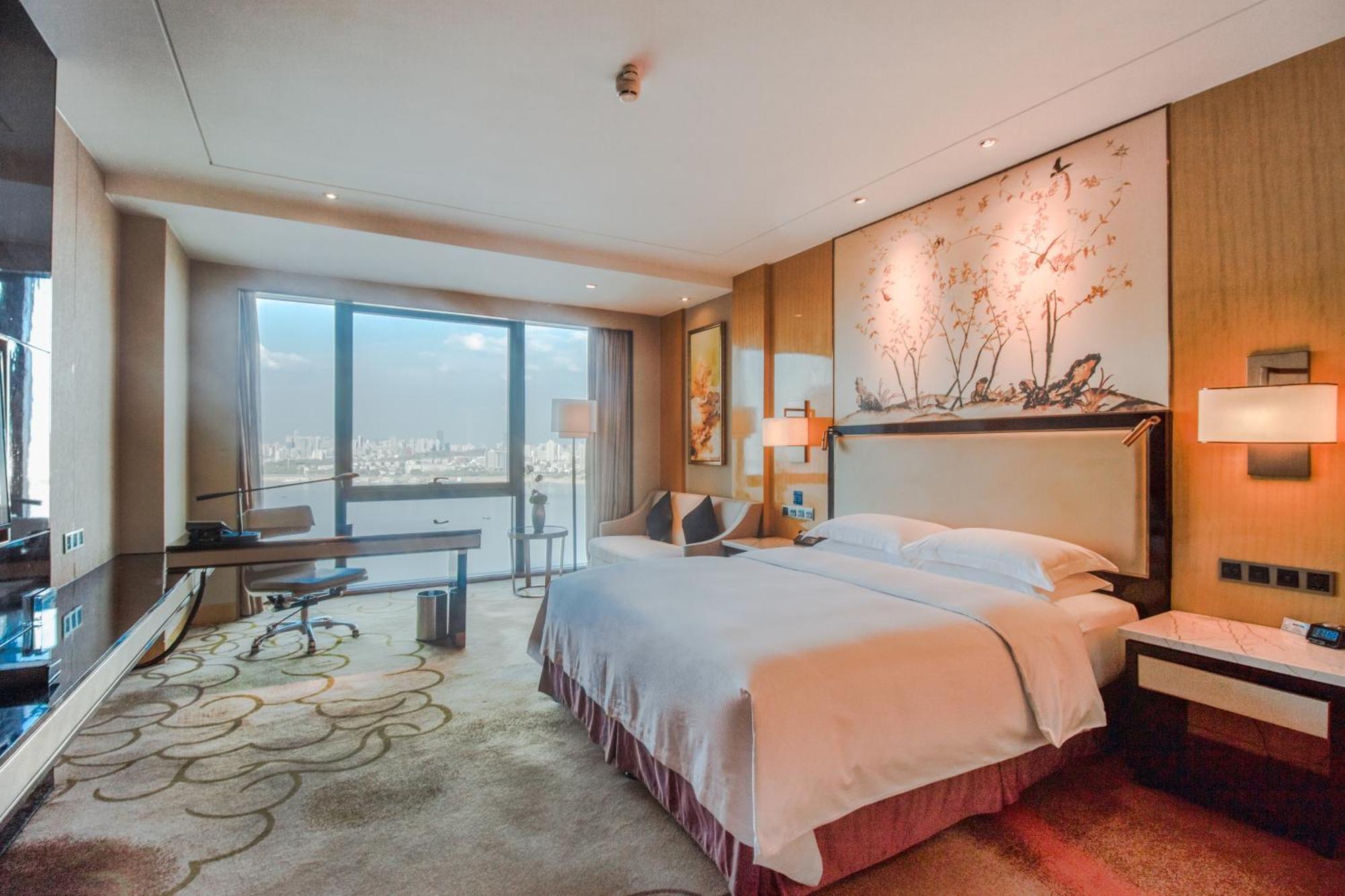 Hilton Wuhan Yangtze Riverside Exterior photo