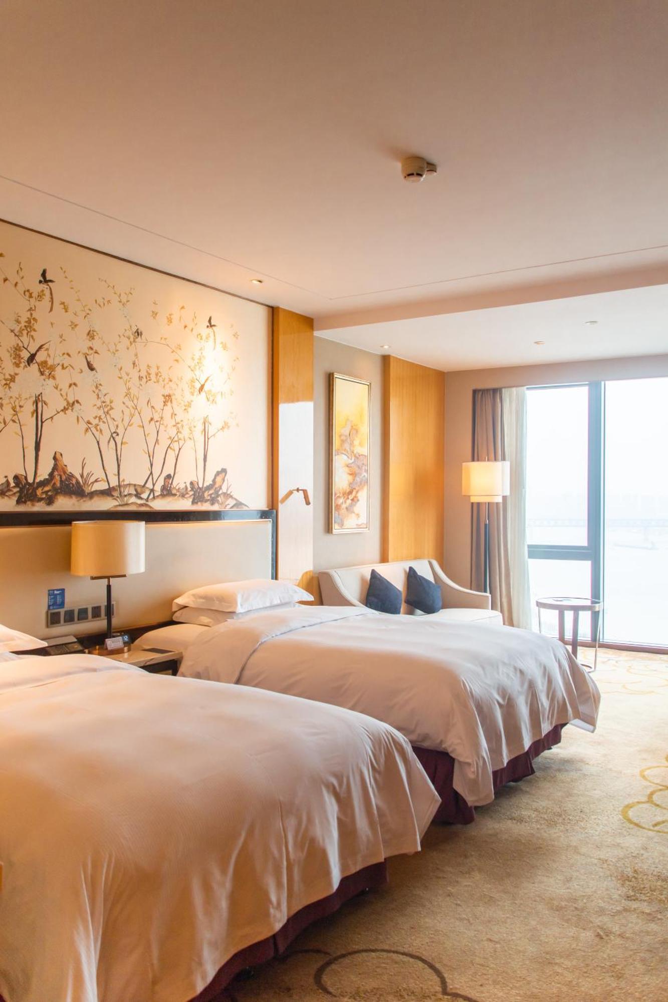 Hilton Wuhan Yangtze Riverside Exterior photo