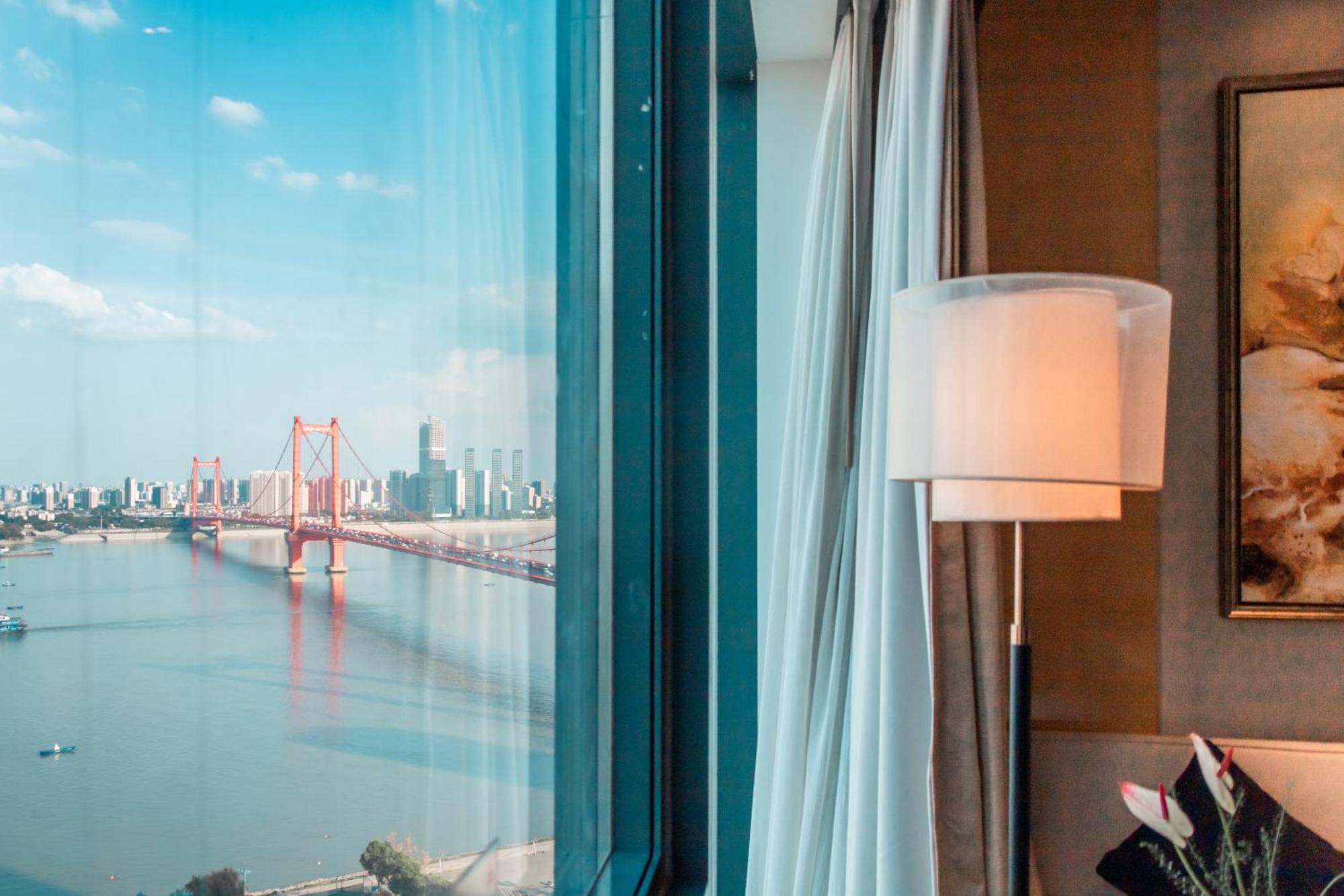 Hilton Wuhan Yangtze Riverside Exterior photo