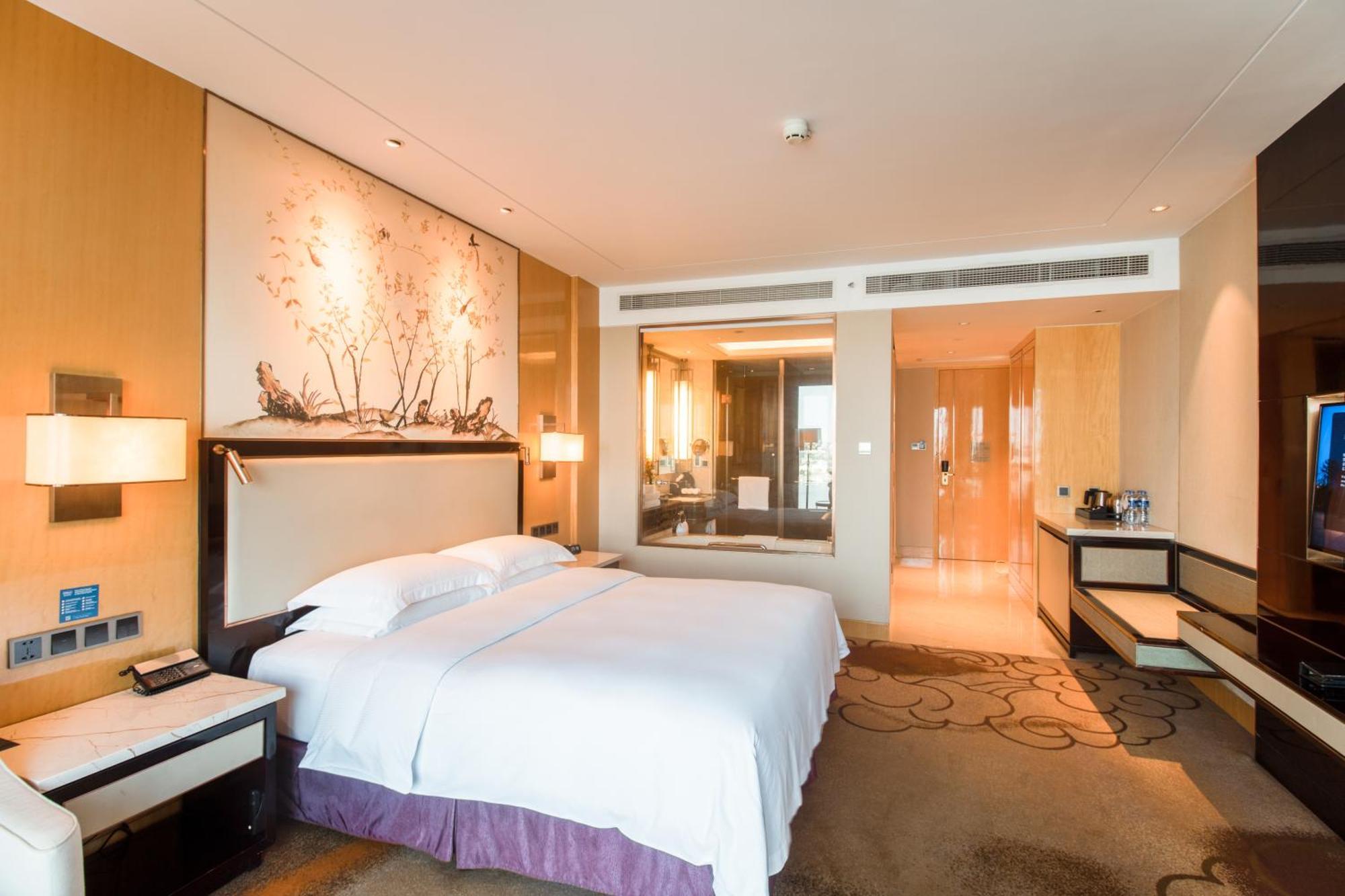 Hilton Wuhan Yangtze Riverside Exterior photo